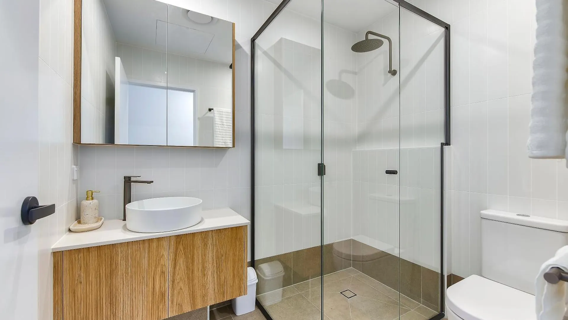 Newly Spacious Top Floor Good View Apartment Brisbane
